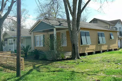 Exterior - 1110 E 27th St, Houston, TX 77009 photo 5 of 9