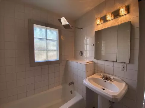 Bath - 1110 E 27th St, Houston, TX 77009 photo 1 of 1