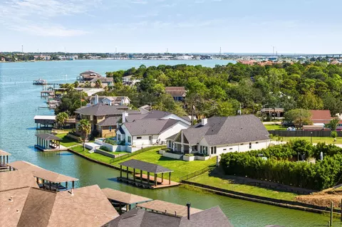 508 Amalfi Dr, Kemah, TX 77565