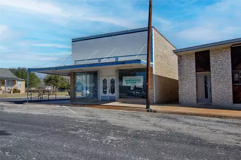 702 Upton Ave, Schulenburg, TX 78956