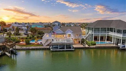 208 Coconut St, Tiki Island, TX 77554