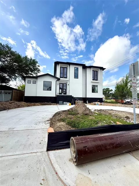 5009 Holt St, Bellaire, TX 77401
