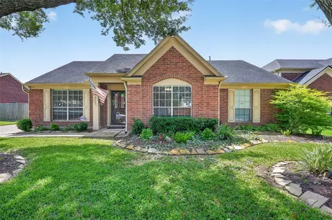 4004 S Dogwood Dr, Pearland, TX 77584