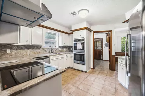 Kitchen - 6 Postvine Ct, Spring, TX 77381 photo 2 of 3