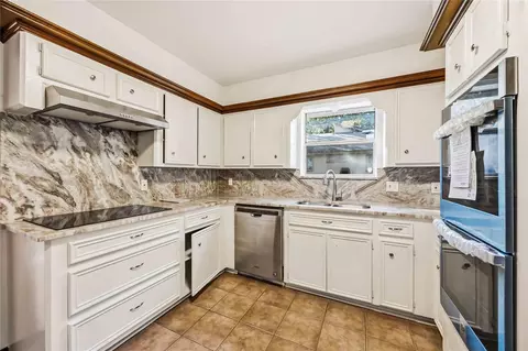 Kitchen - 6 Postvine Ct, Spring, TX 77381 photo 3 of 3