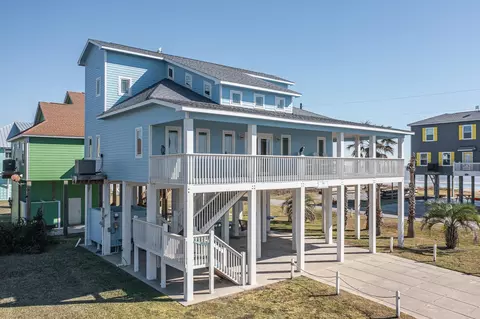 1325 Emerald Dr, Crystal Beach, TX 77650