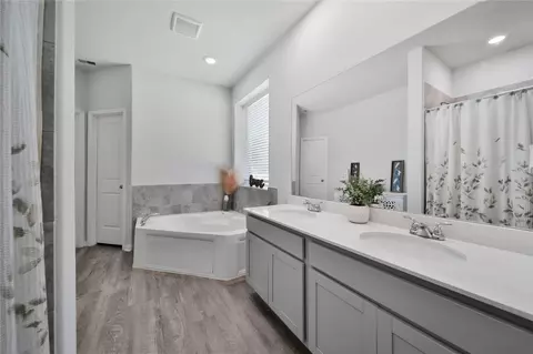 Bath - 16102 Hidalgo St, Conroe, TX 77303 photo 1 of 3