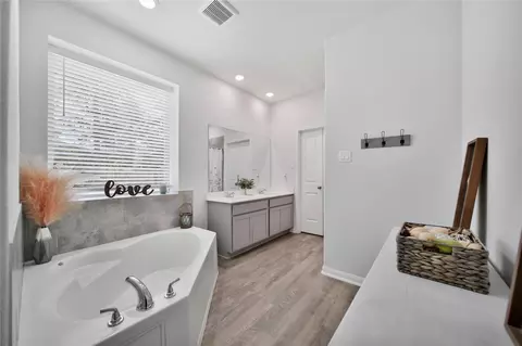 Bath - 16102 Hidalgo St, Conroe, TX 77303 photo 2 of 3