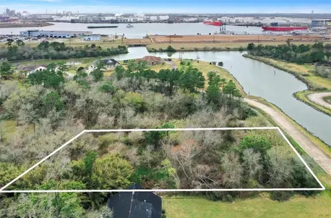 3515 E Bayou Dr, Shoreacres, TX 77571