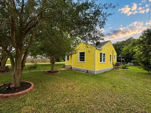 1109 4th St, Palacios, TX 77465