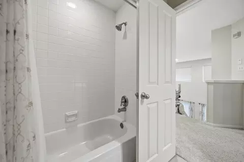 Bath - 74 E Lakeridge Dr, The Woodlands, TX 77381 photo 2 of 5