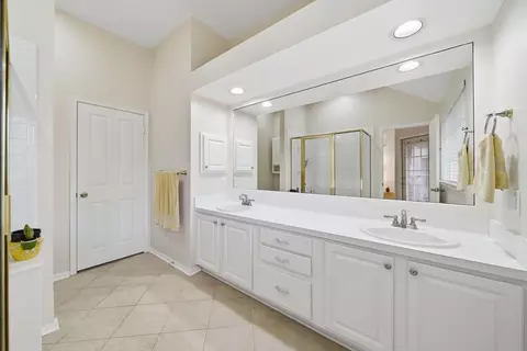 Bath - 74 E Lakeridge Dr, The Woodlands, TX 77381 photo 4 of 5
