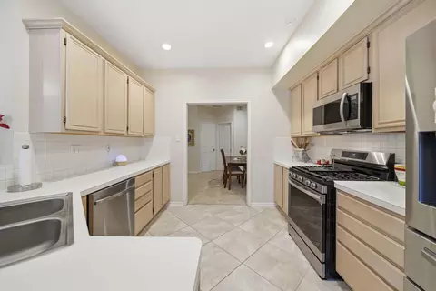 Kitchen - 74 E Lakeridge Dr, The Woodlands, TX 77381 photo 2 of 3