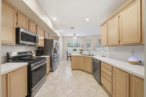 Kitchen - 74 E Lakeridge Dr, The Woodlands, TX 77381 photo 1 of 3