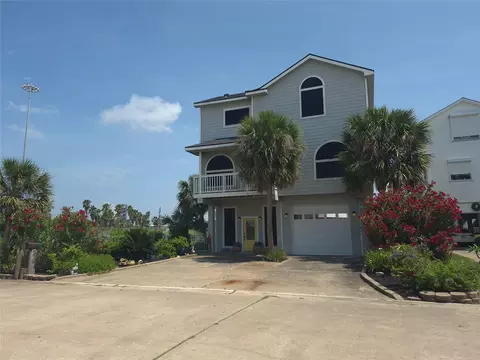 111 Kona Dr, Tiki Island, TX 77554