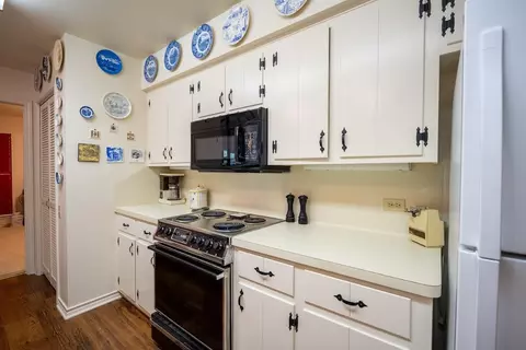 Kitchen - 565 Timber Bay Dr, Trinity, TX 75862 photo 3 of 4