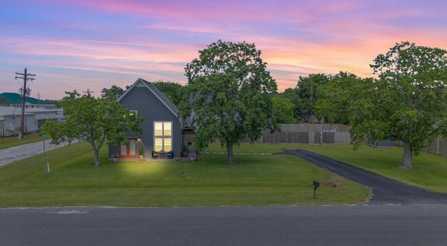 201 Texas Ave S, Anahuac, TX 77514