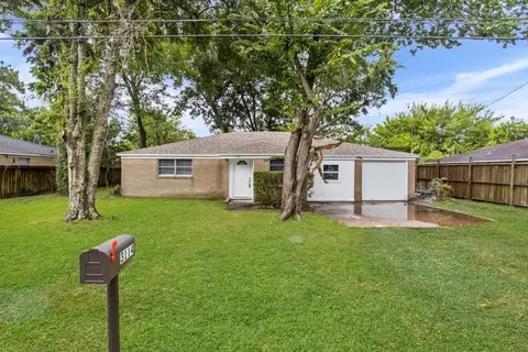 3114 Carolyn St, Bacliff, TX 77518
