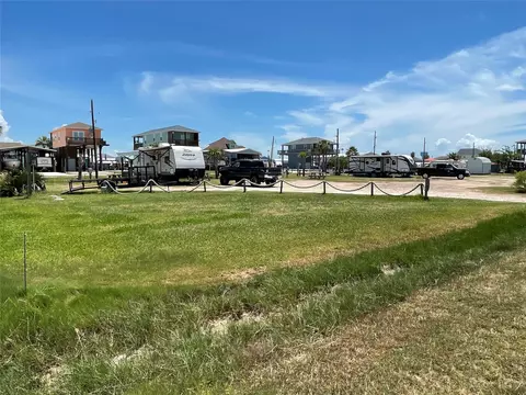 1204 N Monkhouse Dr, Crystal Beach, TX 77650