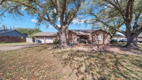 672 Bending Oaks Dr, Bellville, TX 77418