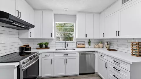 Kitchen - 6310 Hickorycrest Dr, Spring, TX 77389 photo 2 of 4