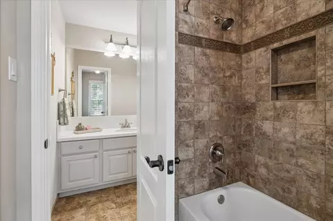 Bath - 10102 Kielder Pointe Dr, Spring, TX 77379 photo 6 of 8