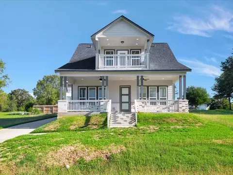 345 Edgewater Dr, Livingston, TX 77351
