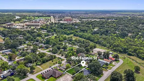 606 Fannin St, Richmond, TX 77469