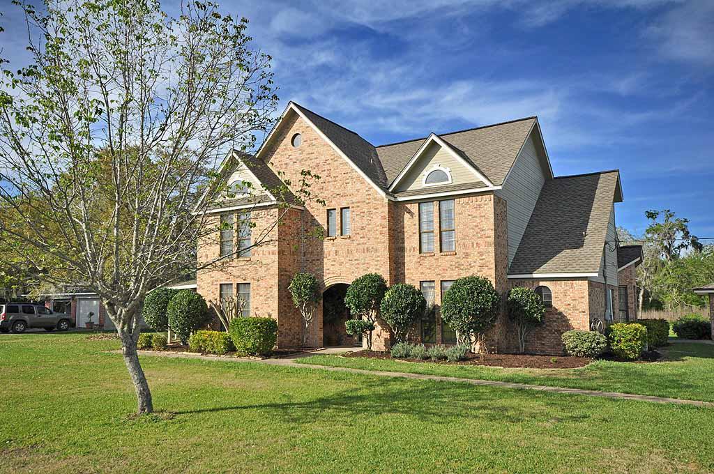 223 Jamison Dr, Angleton, TX 77515 photo 1