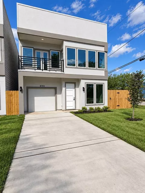 8704 Southview St, Houston, TX 77051