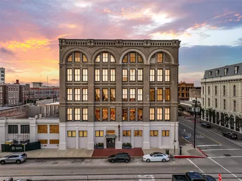 2400 Mechanic St #204, Galveston, TX 77550