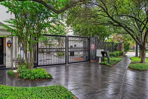 118 Oak Place Dr, Houston, TX 77006