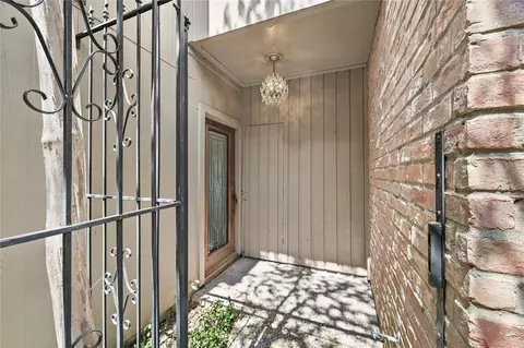 9400 Doliver Dr #16, Houston, TX 77063