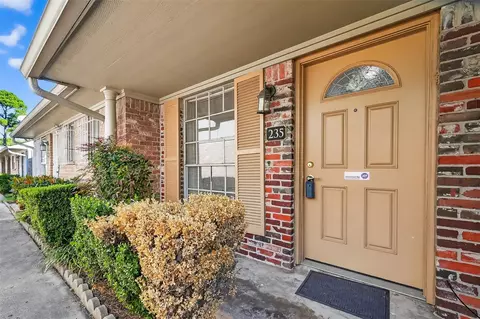 235 W Tri Oaks Ln #235, Houston, TX 77043