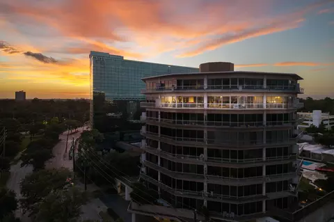 5050 Woodway Dr #8N, Houston, TX 77056