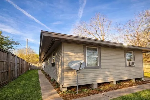 817 Church St, Crosby, TX 77532