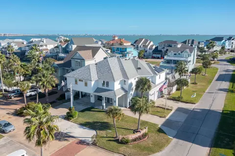 923 Short Reach Dr, Tiki Island, TX 77554