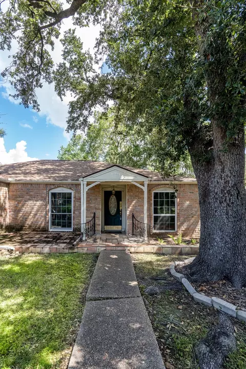 2015 Round Lake Dr, Houston, TX 77077