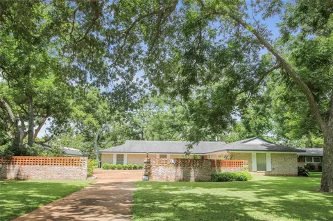 536 Oak Dr, Lake Jackson, TX 77566