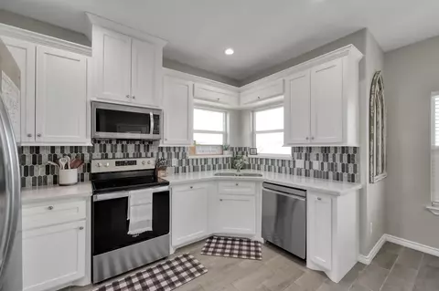 Kitchen - 12426 Hackberry Dr, Willis, TX 77318 photo 2 of 4