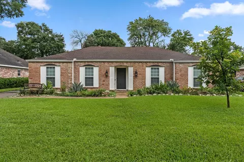 13714 Lynnwood Ln, Sugar Land, TX 77498