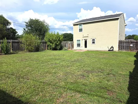 Exterior - 2009 6th St, Hempstead, TX 77445 photo 4 of 6