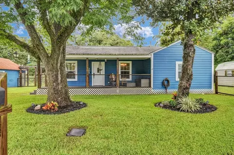 305 S 15th St, West Columbia, TX 77486