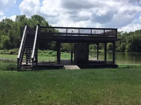 351 S Lakeside Dr, Huntsville, TX 77320