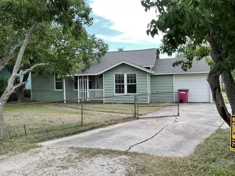 621 W 7th St, Freeport, TX 77541