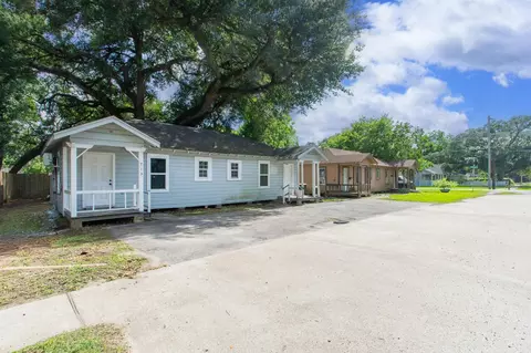 713 W Willis St, Alvin, TX 77511