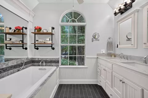 Bath - 2302 Hollowbrook Ln, Conroe, TX 77384 photo 4 of 5