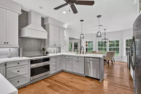 Kitchen - 2302 Hollowbrook Ln, Conroe, TX 77384 photo 3 of 4