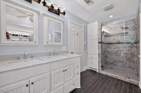Bath - 2302 Hollowbrook Ln, Conroe, TX 77384 photo 5 of 5