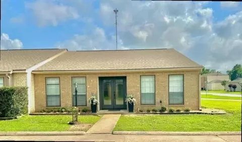 495 Yorktown Ln, Beaumont, TX 77707
